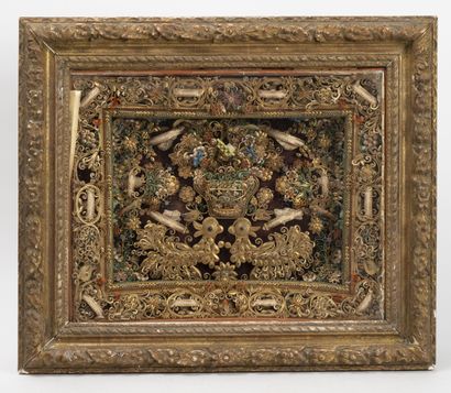 Important reliquary frame.
Decoration composed...