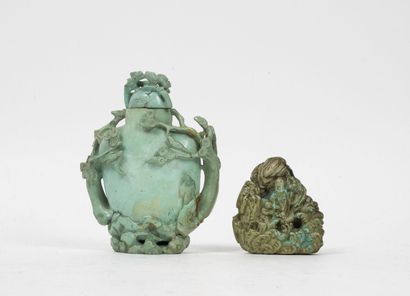 CHINE, fin du XIXème - début du XXème siècle Deux objets en turquoise éteinte :
-...