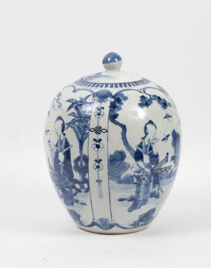 CHINE, XIXème siècle Pot à gingembre ovoïde en porcelaine à décor blanc et bleu à...