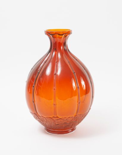 BACCARAT & Georges DUNAIME Vase ovoïde sur talon et à col cintré évasé, à décor de...