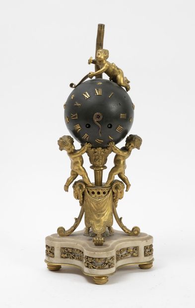 null Clock in gilt bronze and green patina composed of putti standing on a pedestal...