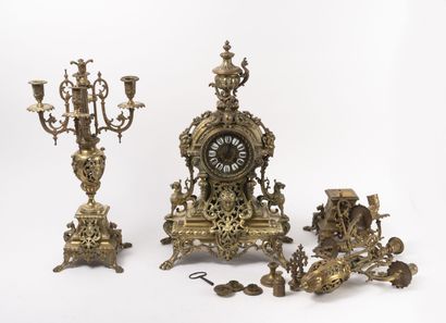 null Neo-Renaissance style mantelpiece in bronze, including :
- A clock decorated...