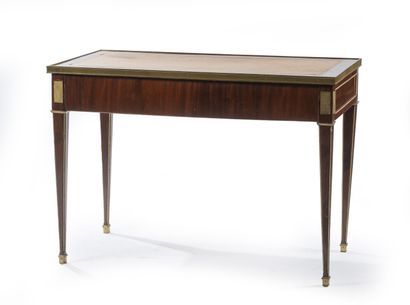 null Petit bureau plat.
En bois naturel et placage d'acajou, ouvrant par deux tiroirs...