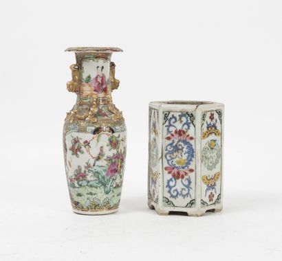 CHINE, XIXème siècle * Trois objets en émaux cloisonnés :
- Paire de tasses à thé...
