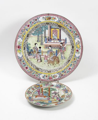 CHINE, XIXème siècle - CANTON, Grand plat circulaire en émail polychrome à décor...