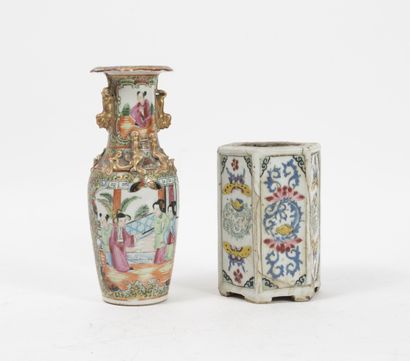 CHINE, XIXème siècle * Trois objets en émaux cloisonnés :
- Paire de tasses à thé...