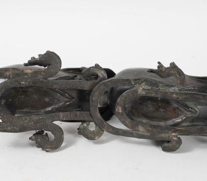 CHINE, fin du XIXème siècle Paire de canards couchés formant brûle-parfums en bronze...