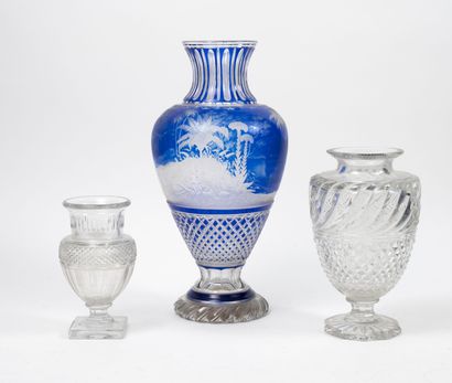 BACCARAT Deux vases en cristal :
- un en balustre à décor de cannelures et de pointes...