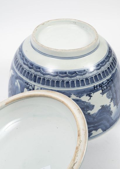 CHINE, XIXème siècle Pot couvert à panse légèrement évasée en porcelaine.
Décor blanc...