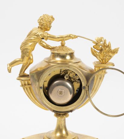 null Pendule en bronze doré en forme de lampe à huile enflammée, sur piédouche godronné,...