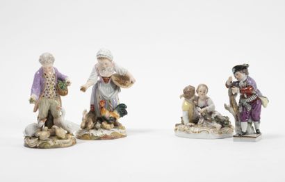 MEISSEN Lot of 4 subjects :
- Couple of young people seated on the ground holding...