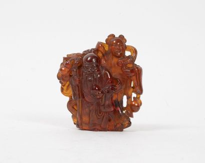 CHINE, XIXème-XXème siècles Petit groupe en ambre sculpté de Shoulao tenant un bâton...