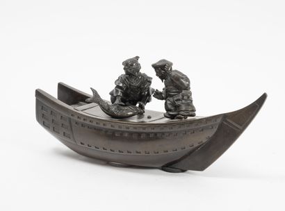 CHINE, fin du XIXème siècle Brûle-parfum en bronze à patine brune en forme de barque...