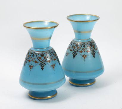 Fin du XIXème ou début du XXème siècle Lot of vases :
-Pair of opaline or opaline...