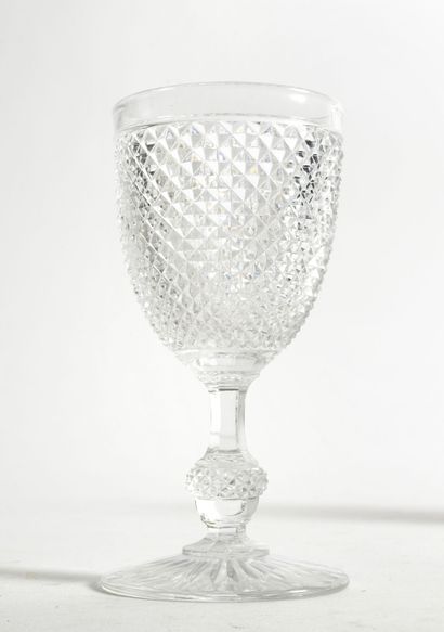 BACCARAT ou dans le goût de Part of glass service entirely decorated with diamond...