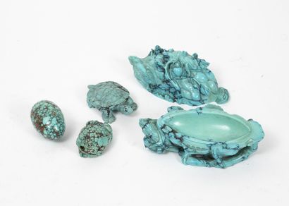 CHINE, Fin du XIXème-XXème siècles Quatre objets en turquoise matrix :
- boîte sculptée...