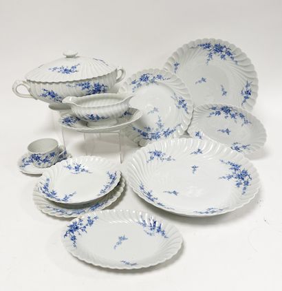HAVILAND Partie de service de table en porcelaine godronnée à décor de fleurs bleues...