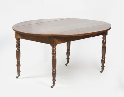 null Table ovale à volets en noyer sur quatre pieds tournés annelés.
XIXème siècle.
69.5...