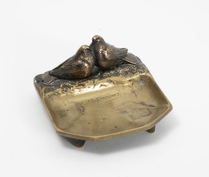 Albert MARIONNET (1852-1910) Vide poche en bronze patiné doré à décor d'un couple...