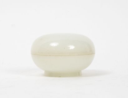 INDE ou CHINE (?), XIXème-XXème siècles Petite boîte ronde sur talon en jade blanc...