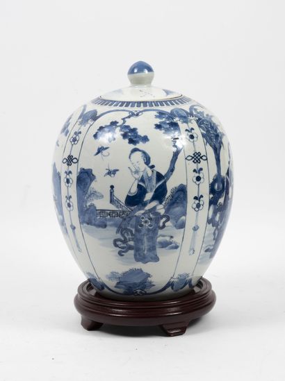 CHINE, XIXème siècle Pot à gingembre ovoïde en porcelaine à décor blanc et bleu à...