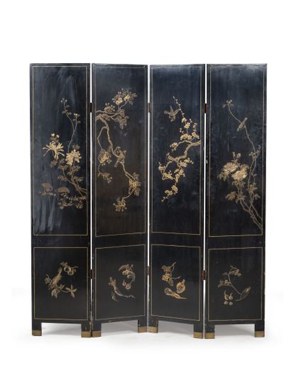 CHINE, XXème siècle. Screen with four leaves.
In black lacquered wood with decorations,...