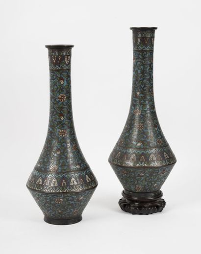 CHINE, vers 1900 Paire de vases circulaire à panse de forme toupie et à long col...