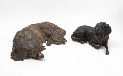 ANGLETERRE (?) Deux sculptures de chiens en terre cuite patinée au naturel et aux...