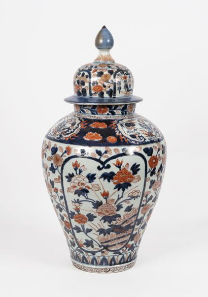 JAPON, fin XIX-XXème siècle Grande potiche en porcelaine à décor Imari rouge, bleu...