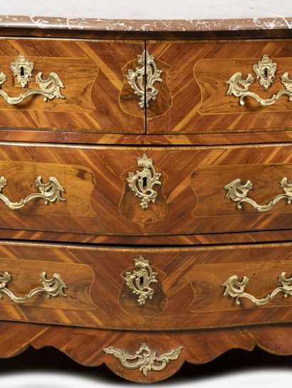 VALLEE du RHIN ou ALLEMAGNE, Curved chest of drawers decorated with reserves of burl...