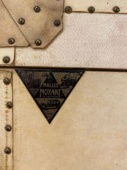 MOYNAT, Paris Case sheathed in parchment, with reinforced corners, partially studded.
Triangular...