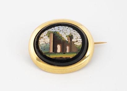 null Petite broche médaillon en or jaune (750 ) sertie d'une plaque de verre noir...