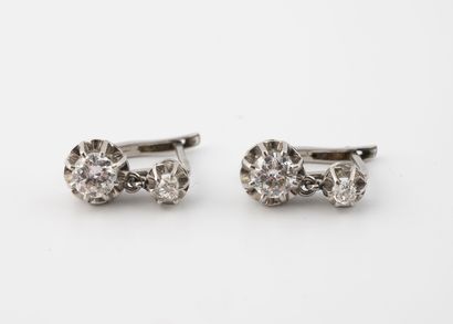 null Pair of platinum (850) sleepers set with two old and brilliant-cut diamonds.
Gross...