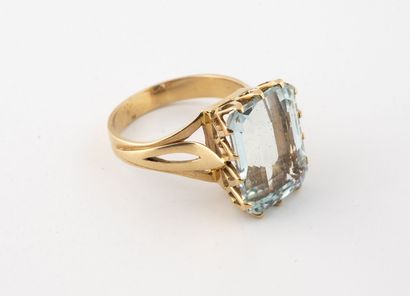 null Yellow gold (750) ring centered on a rectangular aquamarine with claw-set steps....