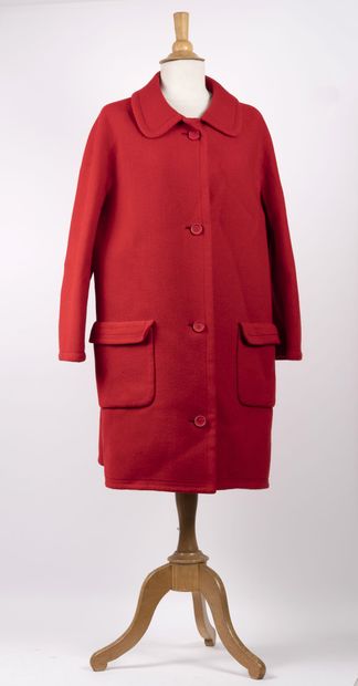 Christian DIOR, Printemps Eté 1968 Manteau en laine rouge, col claudine, fermé par...