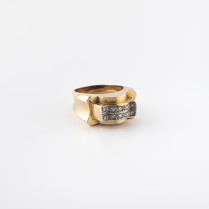 null Yellow gold (750) and platinum (850) tank ring centered with small rose-cut...