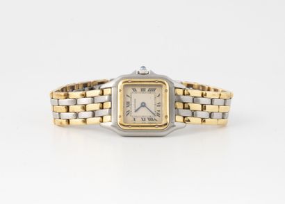 CARTIER, Panthère Montre bracelet de dame en acier et or jaune (750).
Boîtier carré...