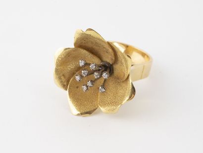 null Yellow gold (750) flower ring with petals and pistils punctuated with small...