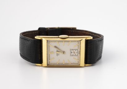 JAEGER Montre bracelet d'homme.
Boîtier rectangulaire en or jaune (750) légèrement...