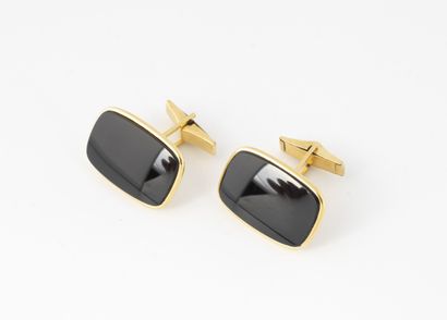 null Pair of rectangular cufflinks with rounded edges in yellow gold (750) set with...