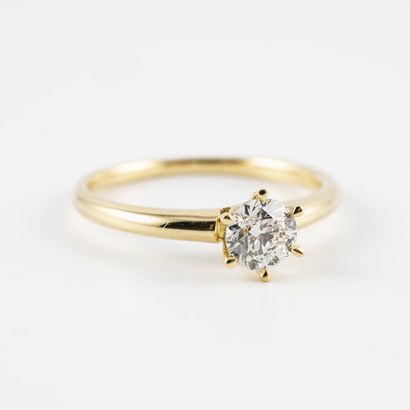 null Bague solitaire en or jaune (750) ornée d'un diamant de taille brillant en serti...