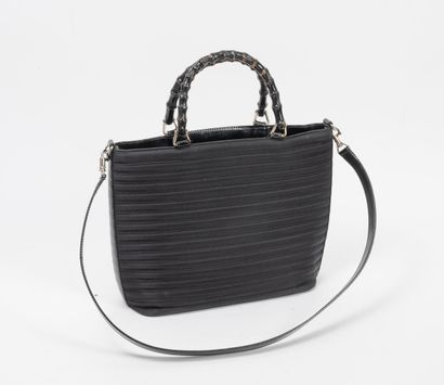 GUCCI Sac à main en toile noir à surpiqûres et cuir verni noir; à deux anses Bamboo...