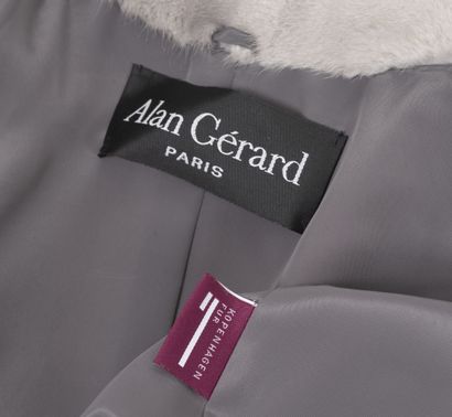 Alan Gerard Petit blouson court en vison gris clair à capuche. 