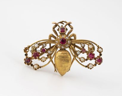 null Broche coléoptère en or jaune (750), la tête, l'abdomen et les ailes ajourées...