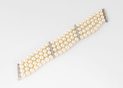 Bracelet à quatre rangs de perles blanches...