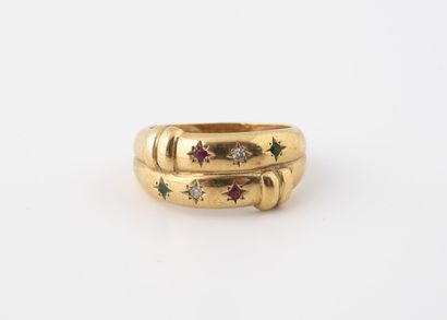 null Bague en or jaune (750) à deux anneaux et godrons, ornée de rubis, émeraudes...
