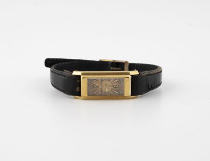 JAEGER LECOULTRE Montre bracelet de dame.
Boîtier rectangulaire en or jaune (750).
Cadran...