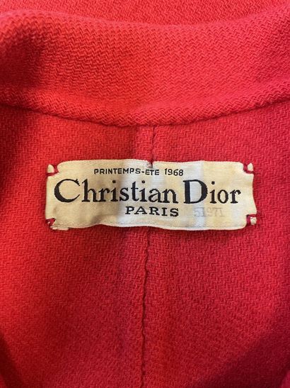 Christian DIOR, Printemps Eté 1968 Manteau en laine rouge, col claudine, fermé par...