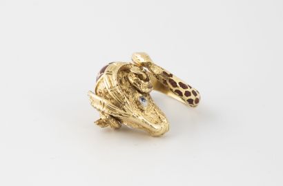 Dans le goût de ZOLOTAS Yellow gold (750) ring with a ram's head, the body decorated...