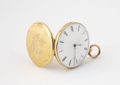 null Pocket watch in yellow gold (750).
Back cover decorated with scrolls on a guilloche...